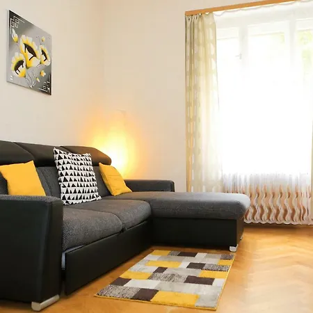 Yellow Few Steps From Metro דירה