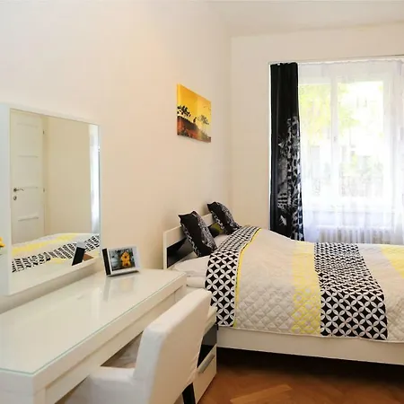 Apartment Yellow Flora Prag